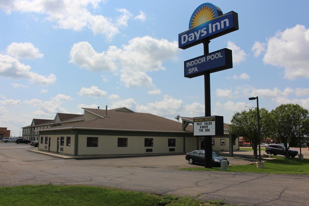 Days Inn By Wyndham Уотертаун Экстерьер фото